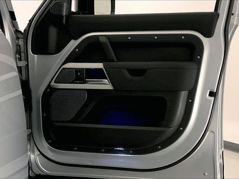 Used 2020 Land Rover Defender 110 SE image 25