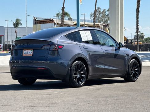 Used 2022 Tesla Model Y Long Range AWD/4WD image 3