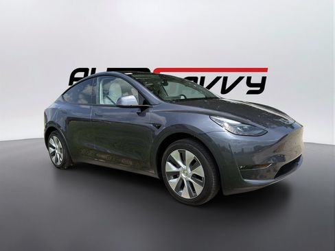 Used 2023 Tesla Model Y 2WD image 3