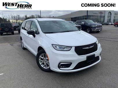 Used 2025 Chrysler Pacifica Select