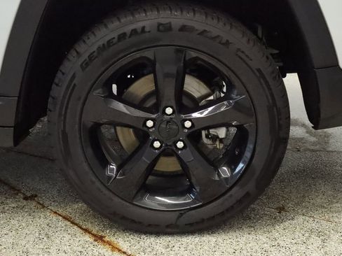 Used 2023 Jeep Grand Cherokee L Laredo image 15