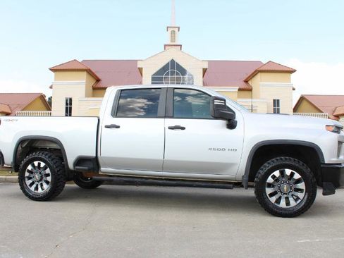 Used 2021 Chevrolet Silverado 2500 Custom w/ Custom Value Package image 3