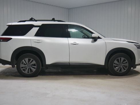 Used 2025 Nissan Pathfinder SV image 4