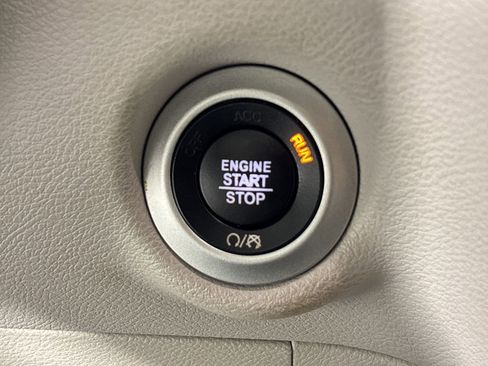 Used 2018 Chrysler Pacifica Touring-L image 24