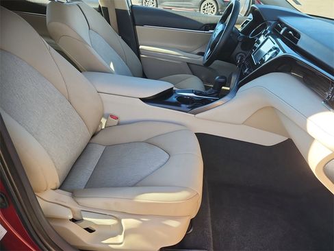Used 2018 Toyota Camry LE image 15