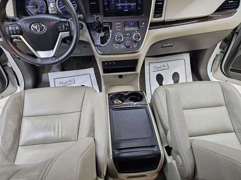 Used 2016 Toyota Sienna XLE w/ XLE Navigation Package FWD image 28