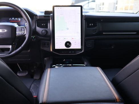 Used 2024 Ford Expedition Platinum image 23