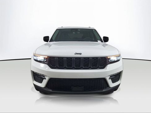 Used 2023 Jeep Grand Cherokee Limited w/ Black Appearance Package AWD/4WD image 2
