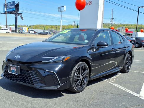 Used 2025 Toyota Camry XSE w/ Premium Plus Package AWD/4WD image 3