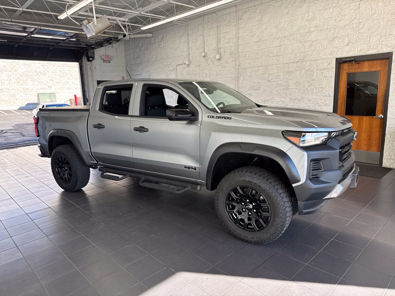 Used 2024 Chevrolet Colorado Trail Boss w/ Technology Package AWD/4WD image 1