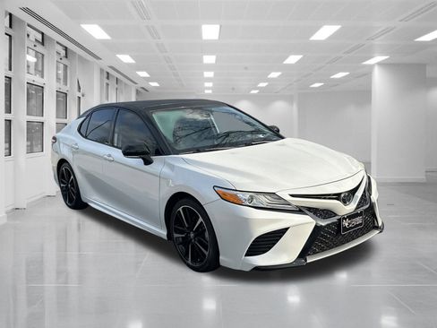Used 2020 Toyota Camry XSE image 3