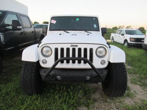 Used 2017 Jeep Wrangler Unlimited Sahara w/ Max Tow Package AWD/4WD image 2