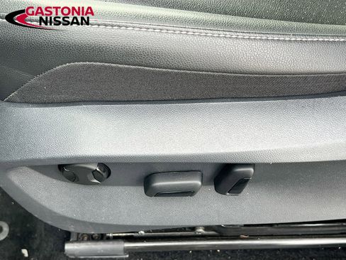 Used 2024 Volkswagen Tiguan SE image 25