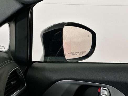 Used 2025 Chrysler Pacifica Limited image 28