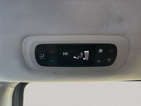 Used 2024 Chrysler Pacifica Touring-L FWD image 10