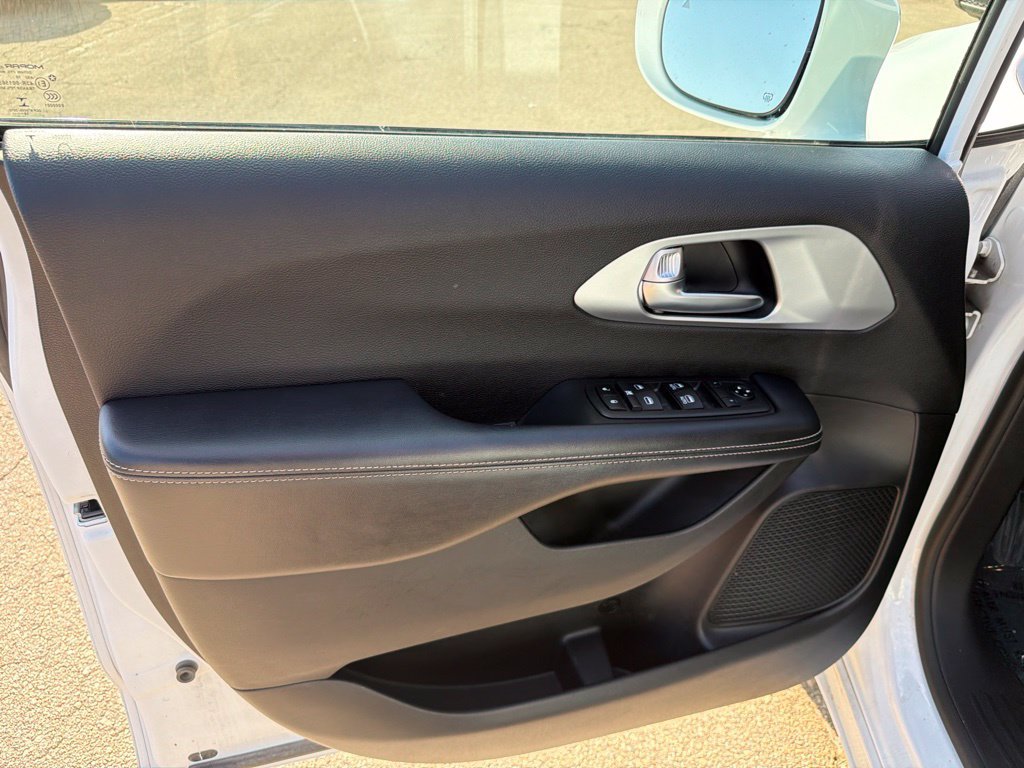 Used 2019 Chrysler Pacifica Touring Plus w/ S Appearance Package FWD image 17