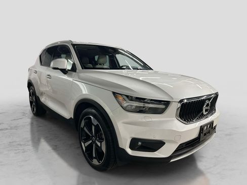 Used 2022 Volvo XC40 T5 Momentum AWD/4WD image 6