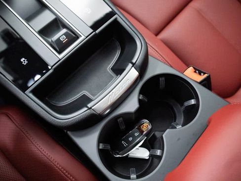 Certified 2025 Porsche Macan image 24