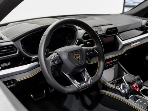 Used 2025 Lamborghini Urus SE image 13