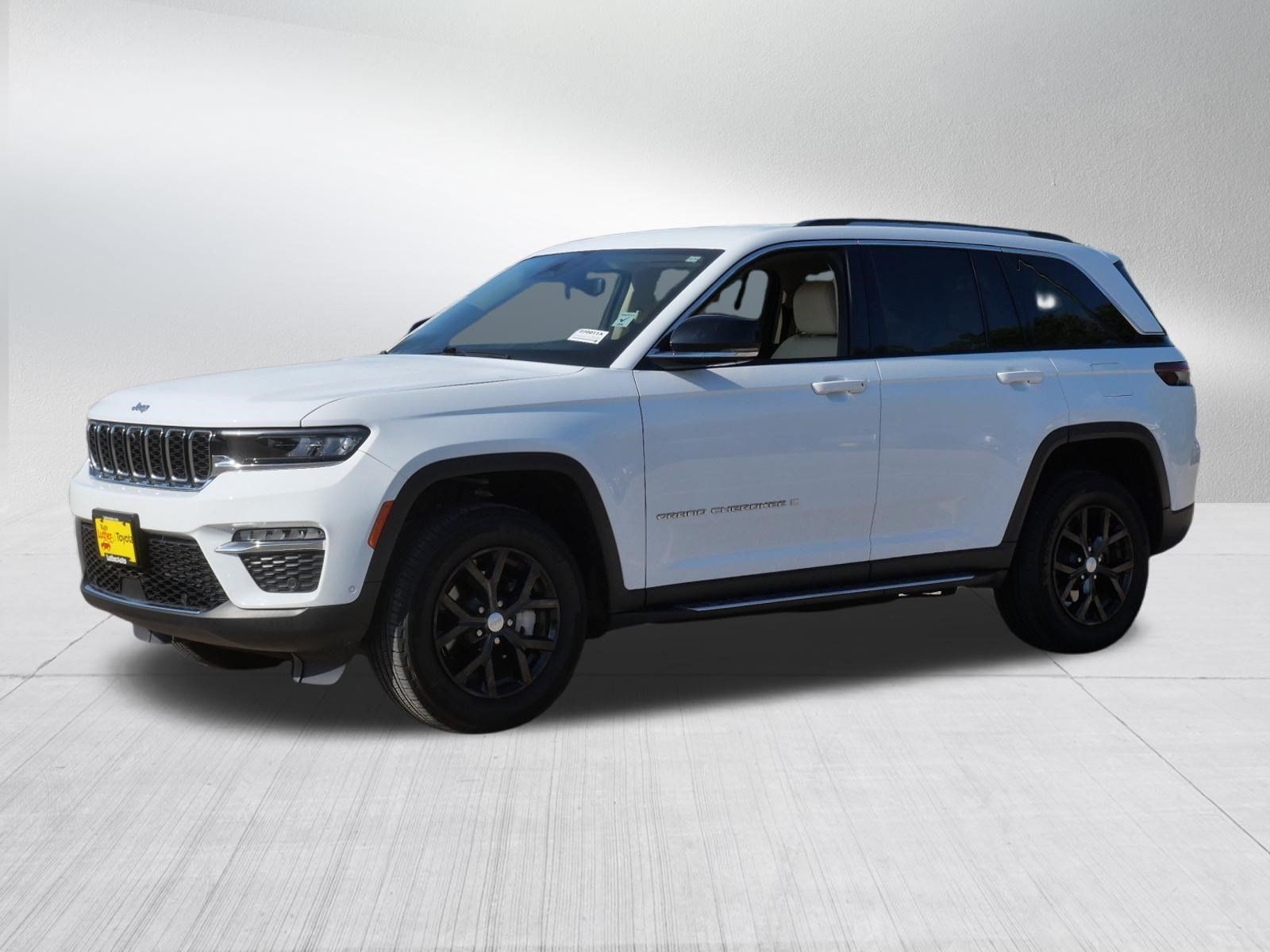 Used 2022 Jeep Grand Cherokee Limited w/ Luxury Tech Group II AWD/4WD image 3