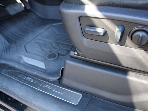 Used 2023 GMC Sierra 2500 Denali w/ Denali Black Diamond Edition image 19