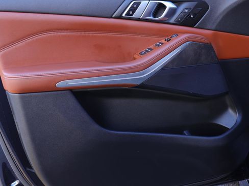 Used 2022 BMW X5 xDrive40i w/ M Sport Package image 9