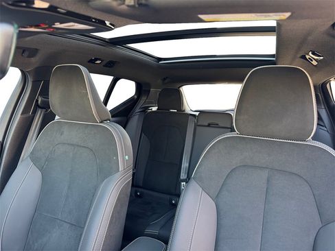 Certified 2025 Volvo XC40 B5 Plus image 22