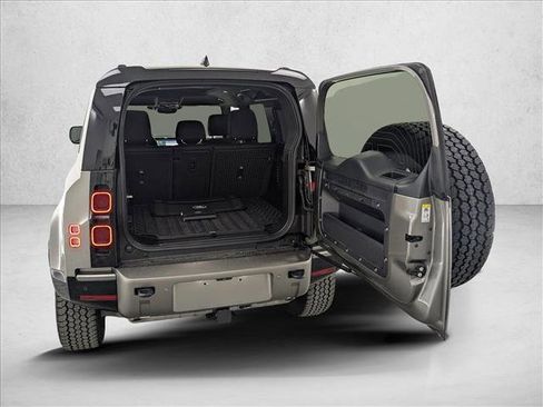 Used 2025 Land Rover Defender 110 X-Dynamic SE image 9