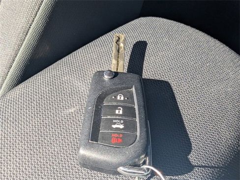 Used 2021 Toyota Corolla LE image 30