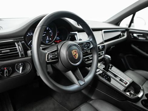 Certified 2025 Porsche Macan AWD/4WD image 4