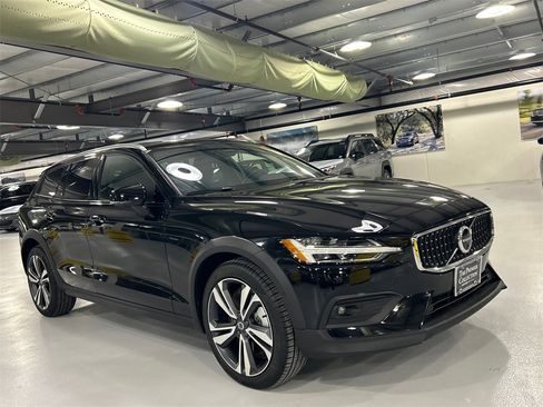 Certified 2025 Volvo V60 B5 Cross Country Plus image 1