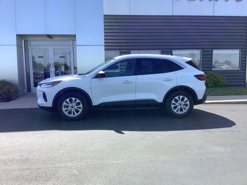 Used 2024 Ford Escape Active AWD/4WD image 2