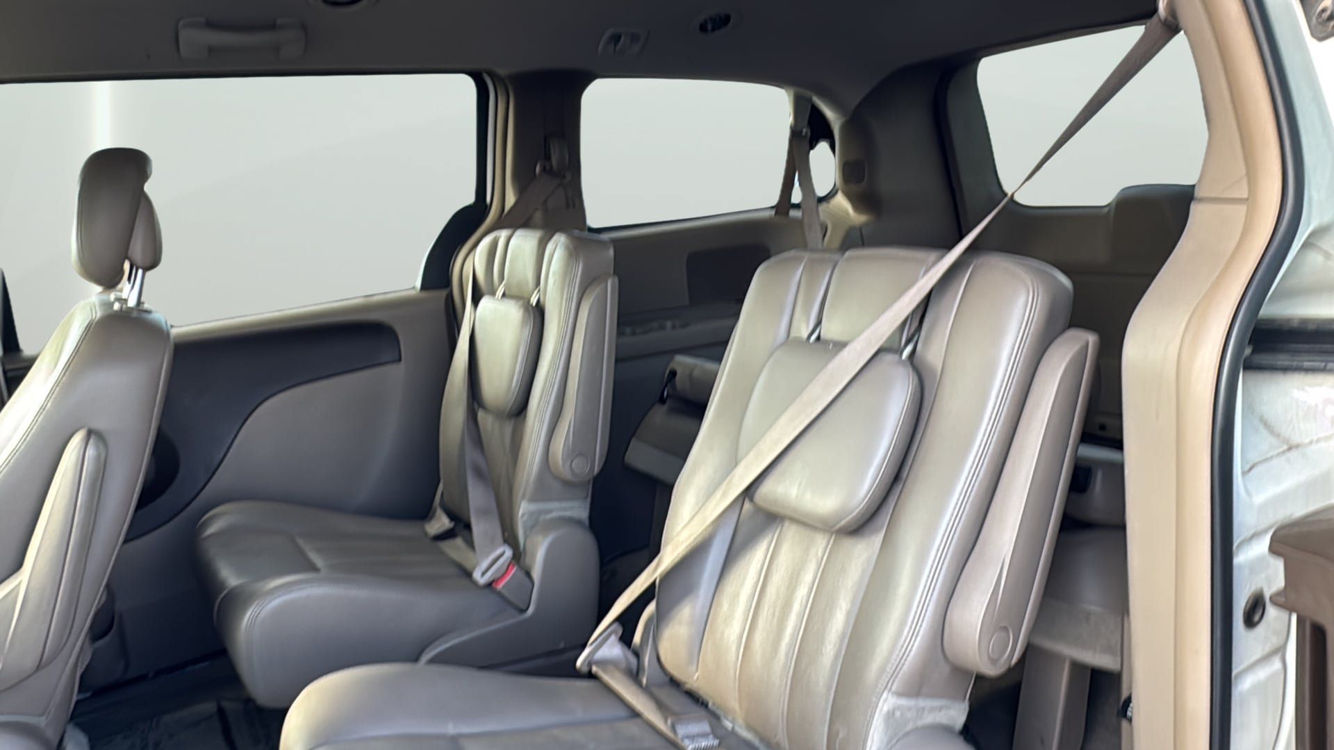 Used 2012 Chrysler Town & Country Touring w/ Entertainment Group #1 FWD image 33