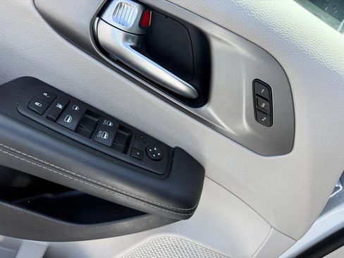 Used 2023 Chrysler Pacifica Touring-L FWD image 6