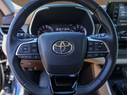 Used 2021 Toyota Highlander XLE FWD image 12