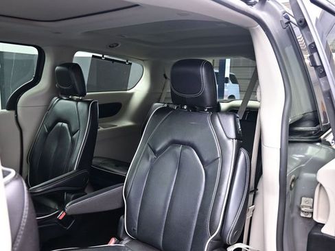Used 2023 Chrysler Pacifica Limited image 20