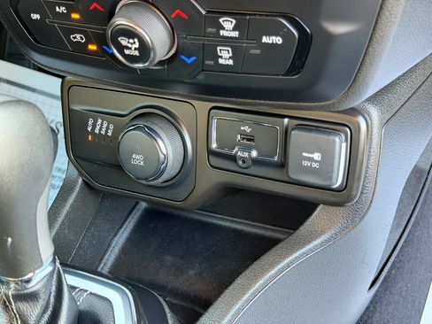 Used 2021 Jeep Renegade Latitude AWD/4WD image 50