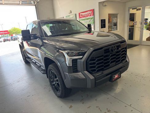 Used 2022 Toyota Tundra SR5 AWD/4WD image 3