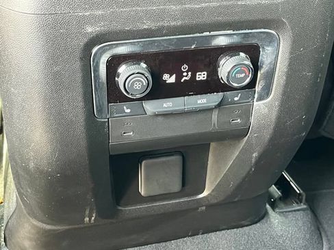 Used 2025 Chevrolet Suburban Premier AWD/4WD image 27