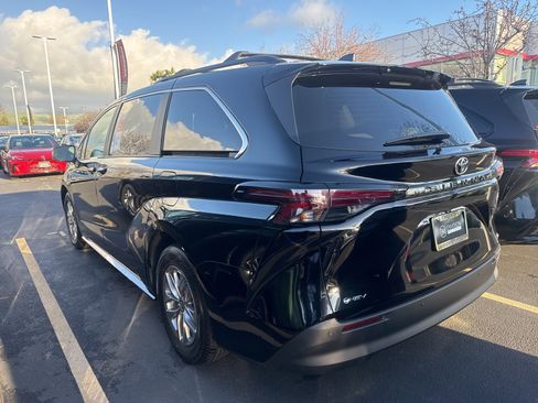 Used 2026 Toyota Sienna XLE image 3