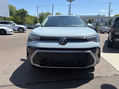 Used 2025 Volkswagen Taos SE w/ Panoramic Sunroof Package AWD/4WD image 5