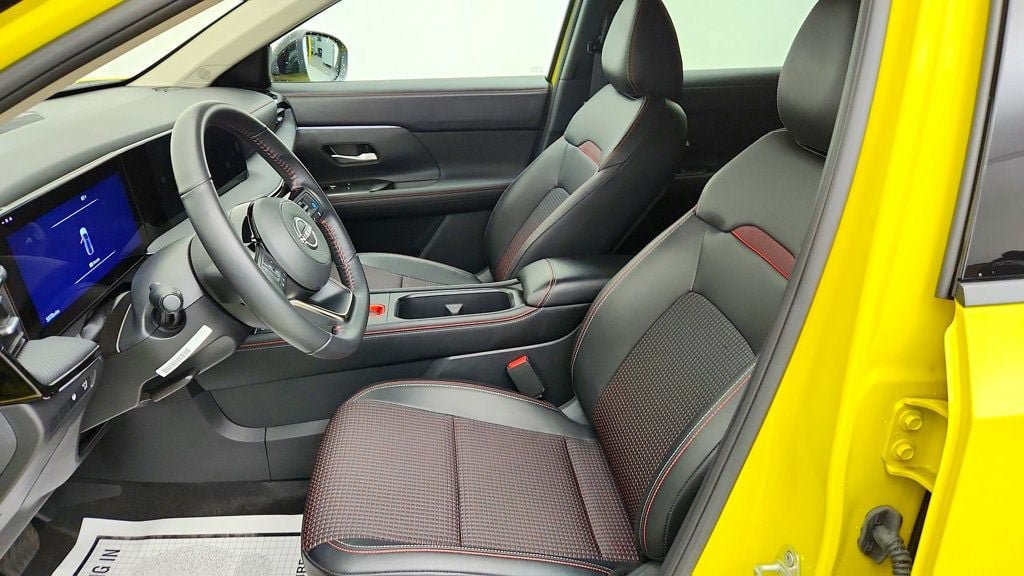 Used 2025 Nissan Kicks SR FWD image 19