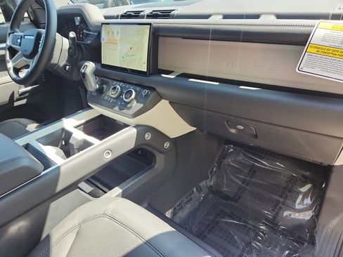 Used 2025 Land Rover Defender 130 S image 27