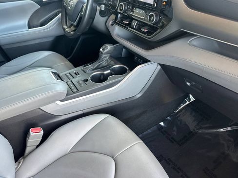 Used 2022 Toyota Highlander XLE AWD/4WD image 19