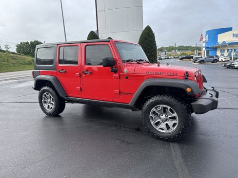Used 2015 Jeep Wrangler Unlimited Rubicon w/ Connectivity Group AWD/4WD image 1