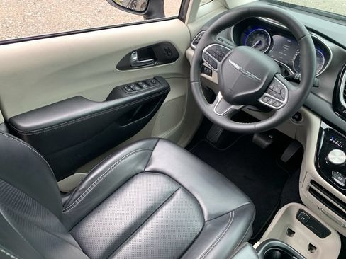 Used 2023 Chrysler Pacifica Touring-L FWD image 26
