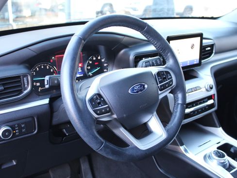 Used 2022 Ford Explorer XLT w/ Equipment Group 202A image 8