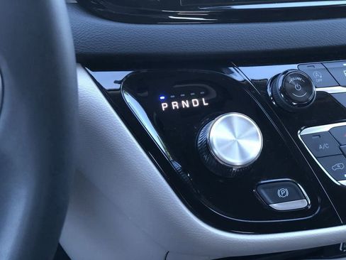 Used 2024 Chrysler Pacifica Touring-L image 19