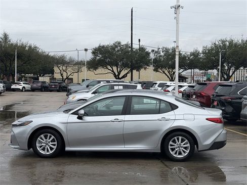 Used 2025 Toyota Camry LE image 4