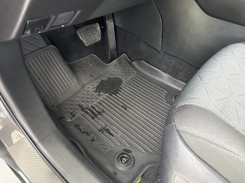 Used 2025 Toyota RAV4 XLE FWD image 16